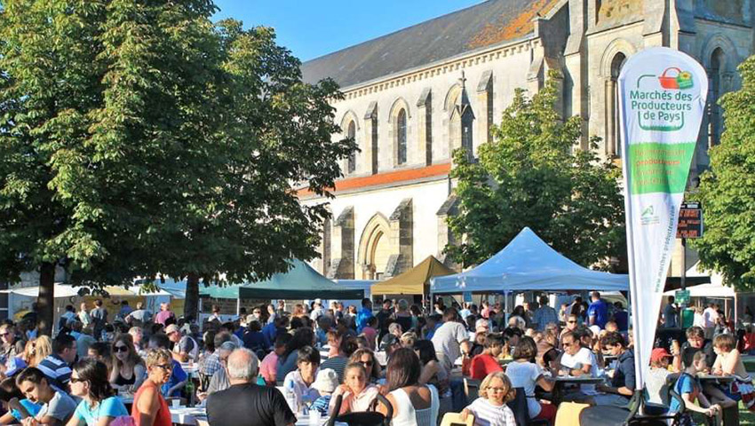 Marché hebdomadaire de Hourtin sur la place de l'église à Hourtin Ville