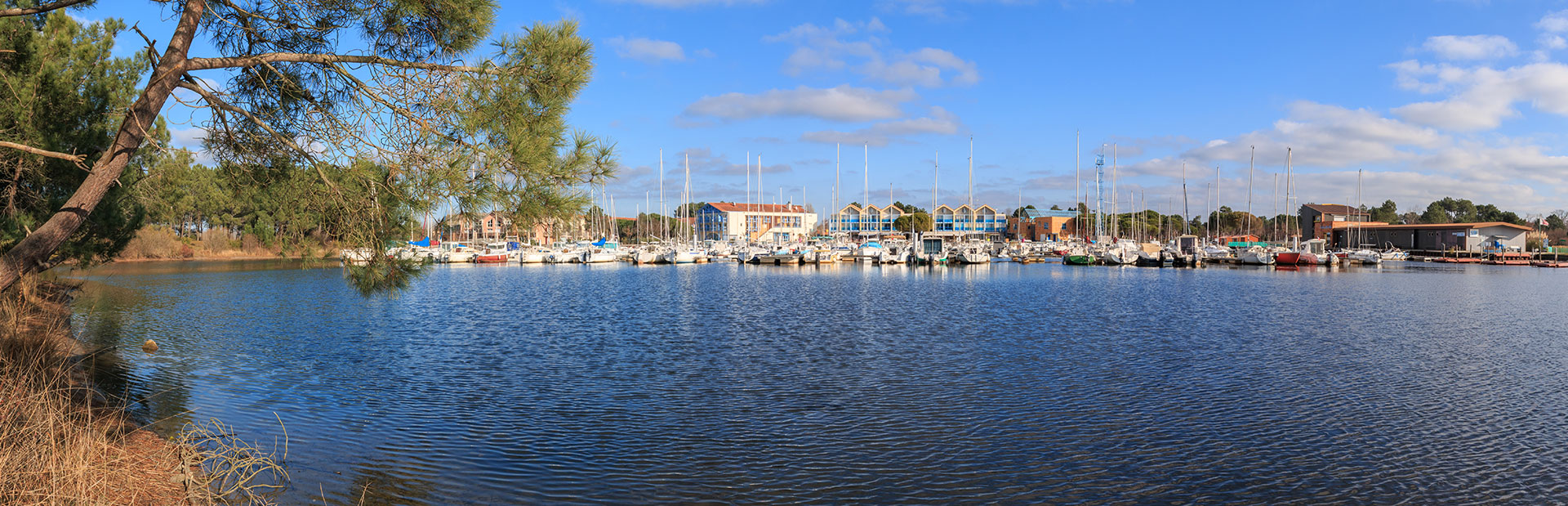 Panorama de Hourtin Port vu depuis les berges du lac d'Hourtin lieu idéal pour vos vacances en Gironde