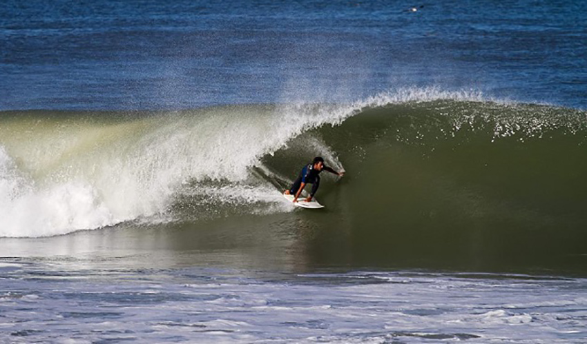 Surfeur sur la vague à Hourtin Plage tres bon spot de surf de Gironde