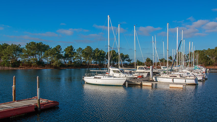 Navigation de plaisnce sur le lac de Hourtin, vue sur Hourtin Port