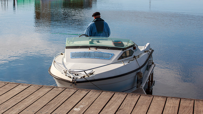 Pecheur en pleine partie de pêche sur le lac d'Hourtin en Gironde