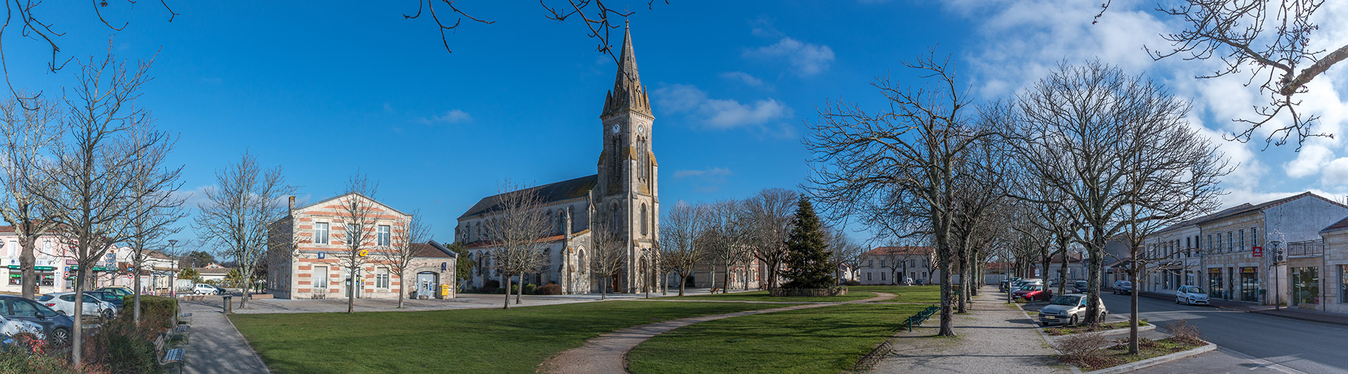 Place centrale de Hourtin Ville : la place de l'église