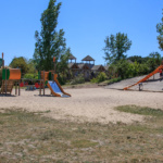 Jeux pour enfants sur l'ile aux enfants à Hourtin en Gironde