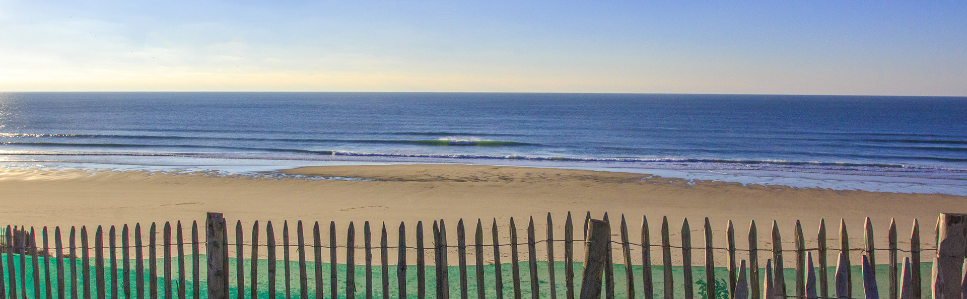 Panorama sur l'océan et les vagues à Hourtin Plage en Gironde