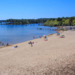 La plage de Piqueyrot en bord de lac à Hourtin