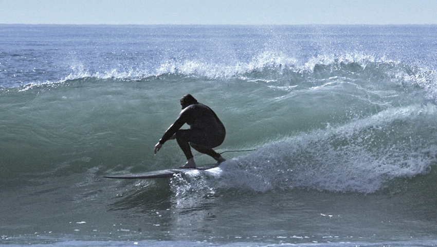 Surfeur à Hourtin sur un spot de surf offrant de belles vagues