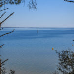 Bateau naviguant sur le lac d'Hourtin non loin de la plage de Piqueyrot