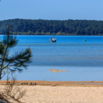 Bateau ancré au large de la plage de la Banane sur le lac d'Hourtin