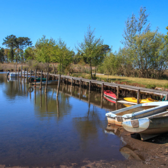 Petit port de pêcheurs à Lachanau sur le lac d'Hourtin