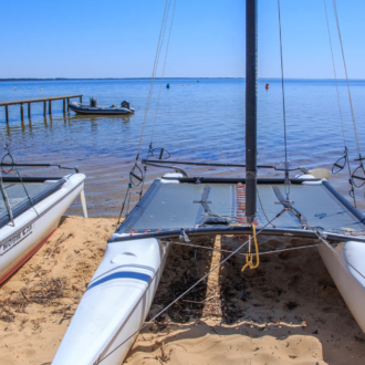 Catamaran au bord du lac à Hourtin