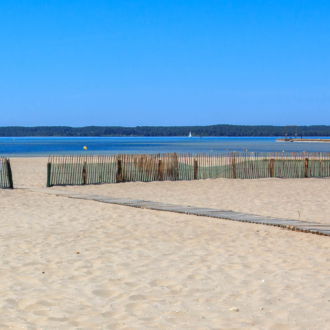 Plage du Port au bord du lac d'Hourtin