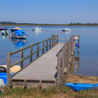 Ponton sur les berges du lac à Hourtin