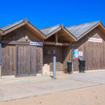 Poste de secours et toilettes publiques plage centrale de Hourtin