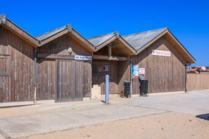 Poste de secours et toilettes publiques plage centrale de Hourtin