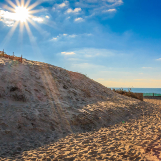 Le soleil descend sur la dune à Hourtin Plage