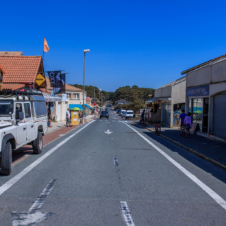 Hourtin Plage, rue commercante en Gironde