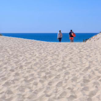 Couple passe la dune vers Hourtin Plage