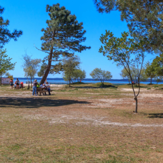 Aire de pique nique face au lac à Hourtin Port dans le Médoc en Gironde