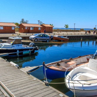 Mise à l'eau de bateau dans le port d'Hourtin