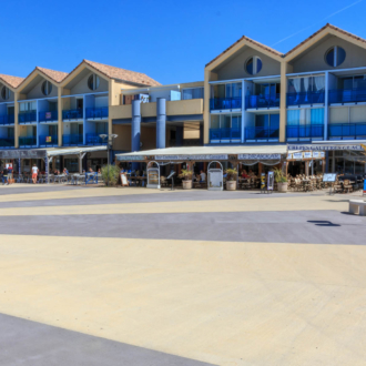 Commerces sur le port d'Hourtin en Gironde