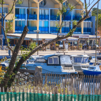 Restaurants, commerces et logement à Hourtin Port