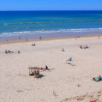 Touristes sur la plage d'Hourtin en Gironde