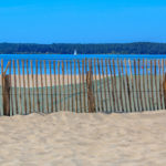 Voilier naviguant face à la plage du port d'Hourtin