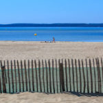 Famille jouant sur la plage du Port de Hourtin