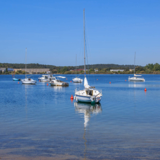 Bateaux et ancienne base militaire de Contaut à Hourtin