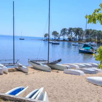 Catamarans au bord du lac à Contaut Piqueyrot